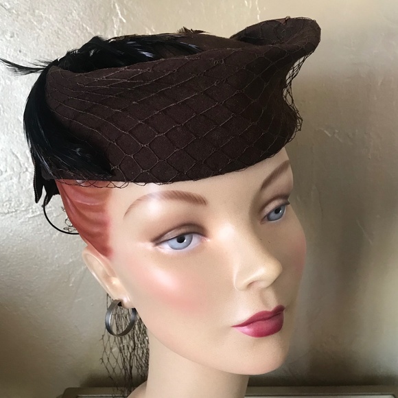 DELIGHTFUL 1940s\' BROWN FELT HAT WITH GROSGRAIN BOWS, FEATHER SPRAY + VEIL main image 7
